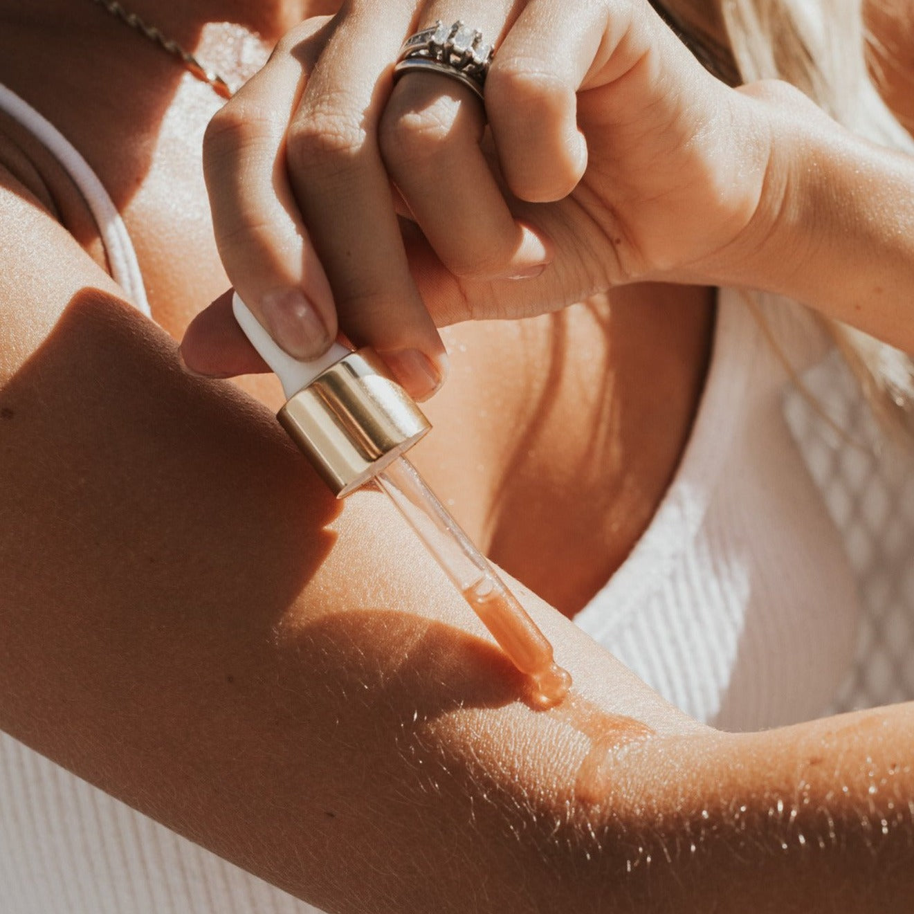 A luxurious natural bronzing body oil that delivers a radiant shimmer and deep nourishment with Cocoa Butter, Shea Butter, Almond Oil & Vanilla. Handcrafted in the USA.

2. Product Features & Benefits (Luxury Skincare Style)
FEATURES

Premium blend of natural botanical oils and butters

Lightweight, fast-absorbing luxe body oil

Fine, light-catching shimmer for a radiant bronze glow

Warm vanilla aroma for a sensual, soft fragrance

Enriched with Vitamins A, D & E for enhanced skin nourishment

Handcrafted 